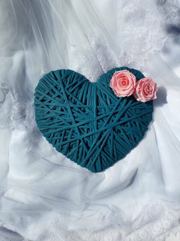Décoration de mariage artisanale, coeur Dahlia bleu